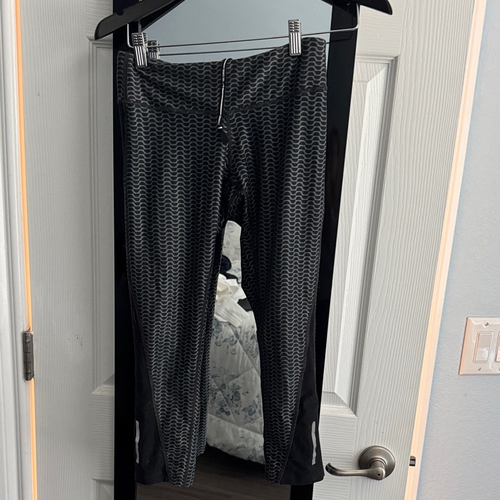 Nike Women’s Black and Gray Wave Leggings